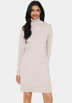 Rochie tricotată de culoare bej deschis, cu guler răsfrânt și mâneci lungi, cu textură tricotată, siluetă ajustată și detalii cu margine ondulată. Finisaj al fabricii neted.