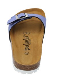 Sandaletta in pelle viola con fibbia metallica, soletta in sughero e suola bianca. Il nome del marchio "Palado" è stampato sulla soletta.