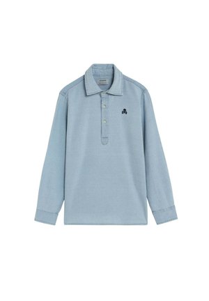 Polo de manga larga color azul claro con cuello doblado, cierre de tres botones y pequeño logo de calavera negra en el pecho izquierdo.