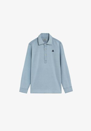 Polo de manga larga color azul claro con cuello doblado, cierre de tres botones y pequeño logo de calavera negra en el pecho izquierdo.