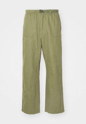 Helle olivgrüne Hose aus Baumwolle. Sie hat einen entspannten Schnitt, einen elastischen Bund mit einer Schnalle und doppelte Fronttaschen.