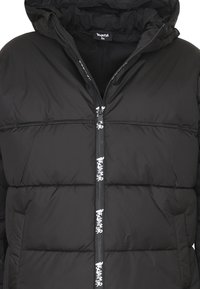 Giacca a vento nera con cappuccio, caratterizzata da sezioni trapuntate, zip frontale con dettagli del logo bianco e due tasche laterali.