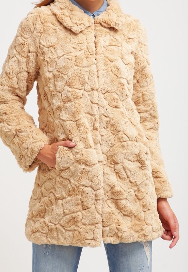 Beige fuskpälsjacka med en texturerad, tovig design. Har en krage, knappstängning framtill och sidofickor.