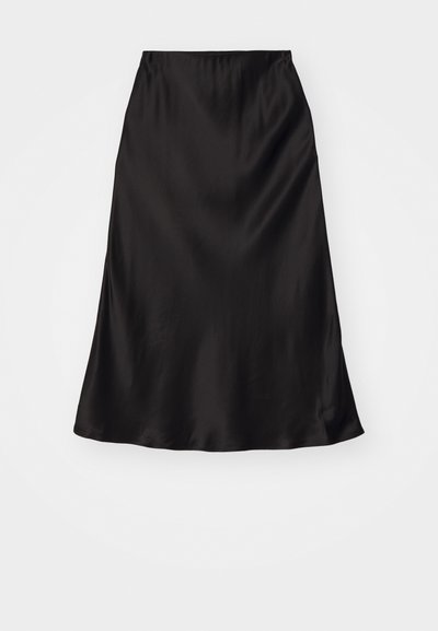 Zwarte satijnen sliprok met een soepele textuur, uitlopende vorm en een elastische tailleband. Minimalistisch ontwerp, zonder extra patronen of accenten.
