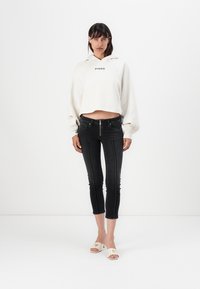 Pinko MEDIOCRE MAGLIA FELPA RICAMO LOGO  A FILO - Bluză de molton - bianco latte di cocco