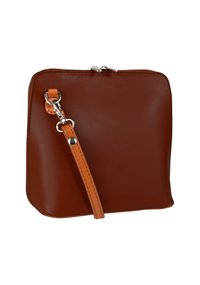 Vierkante bruine leren tas met ritssluiting, oranje leren band, zilveren beslag, gladde textuur en contrasterende stikdetails.