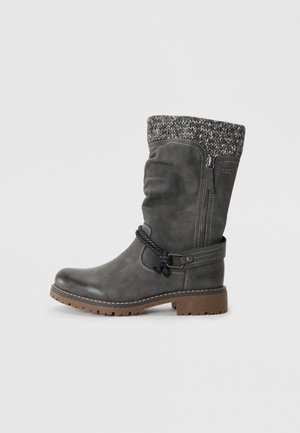 Botte étanche gris avec une tige en tricot texturé, une ceinture décorative et une semelle en caoutchouc robuste. Caractéristiques d'un design décontracté et de détails de couture.