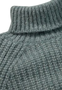 Hochgeschlossenes Strickpullover aus einem weichen, strukturierten grau-grünen Garn, mit subtilen hellen Streifen und einem gerippten Kragen für zusätzliche Detailierung.