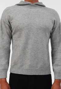 Grijze hoodie van zachte gebreide stof, met lange mouwen, ribbelmanchetten en onderrand. Klassieke pasvorm met een eenvoudige en gestructureerde uitstraling.