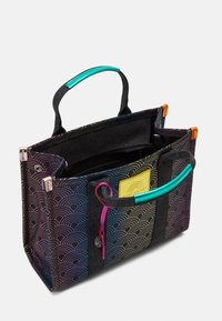 Flerfärgad tygväska med vågmönster, svart huvuddel och turkosa, rosa och orange detaljer; inkluderar inre fack och handtag.