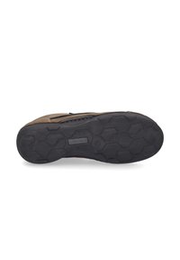 Chaussure en daim marron avec semelle en caoutchouc noir présentant un motif de bande de roulement hexagonal et un détail de couture sur les côtés.