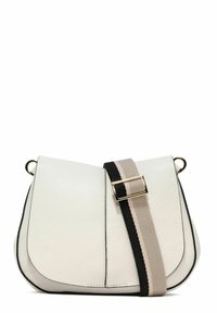 Witte leren schoudertas met een gebogen vorm, voorzien van een gestreepte verstelbare schouderriem en een gouden gesp. Textuur met zwarte accenten.
