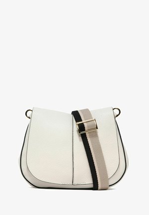 Witte leren schoudertas met een gebogen vorm, voorzien van een gestreepte verstelbare schouderriem en een gouden gesp. Textuur met zwarte accenten.