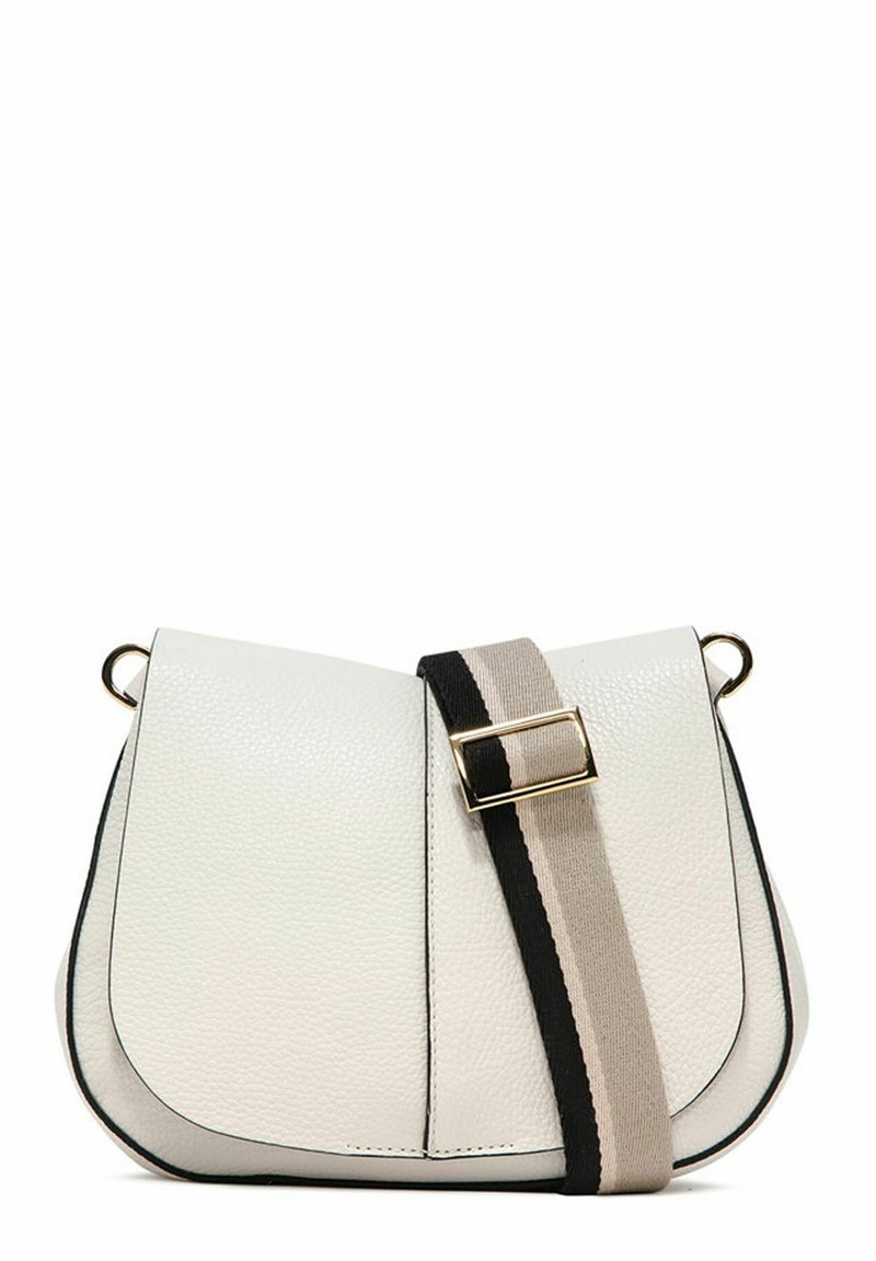 Witte leren schoudertas met een gebogen vorm, voorzien van een gestreepte verstelbare schouderriem en een gouden gesp. Textuur met zwarte accenten.