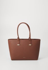 Sac fourre-tout en similicuir marron avec une forme structurée, deux poignées supérieures et des accents en métal doré. Marque près de la base.