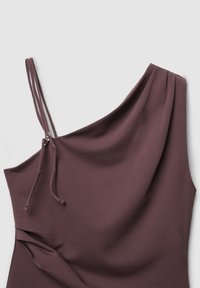 Robe prune asymétrique avec une seule bretelle, tissu drapé, texture subtile et détail froncé à la taille. Comprend un matériel de bretelle réglable.