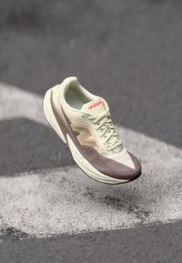 FUELCELL REBEL V5 - Sapatilhas para caminhada - earth shadow