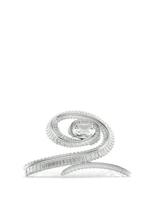 Une broche en argent spiralée ornée d'une grande pierre précieuse ovale, encadrée de petites pierres scintillantes, sur un fond blanc uni.