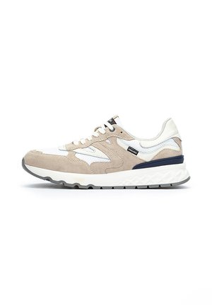 Baskets beiges et blanches avec des panneaux en daim et en maille. Dotées d'une semelle texturée et d'un accent bleu marine sur le talon. Lacets maintenus par des œillets en métal.