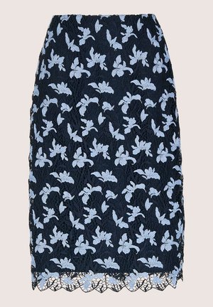 Marineblauer Spitzenrock mit hellblauer Blumenstickerei, geschwungenem Saum und filigranen Details im gesamten Design.