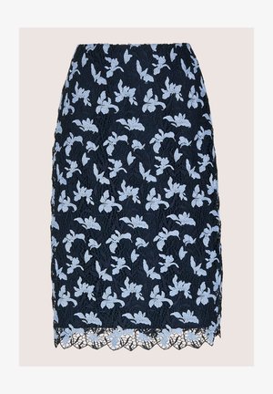 Marineblauer Spitzenrock mit hellblauer Blumenstickerei, geschwungenem Saum und filigranen Details im gesamten Design.