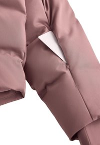 Svjetloružičasta prozirna jakna izrađena od teksturiranog tkanja, s elegantnim dizajnom i preklopom džepa vidljivim na rukavu s glatkim rubovima.