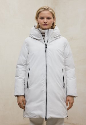 Parka blanca aislada con capucha, que cuenta con cierre frontal, bolsillos laterales con cremallera y un acabado de textura suave.