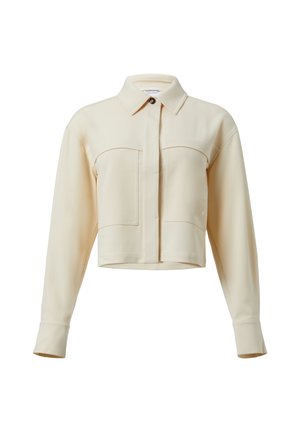 Cremfarbener, taillierter Shirt aus glattem Stoff, mit einer Knopfleiste, einem Kragen und zwei Brusttaschen in minimalistischem Design.