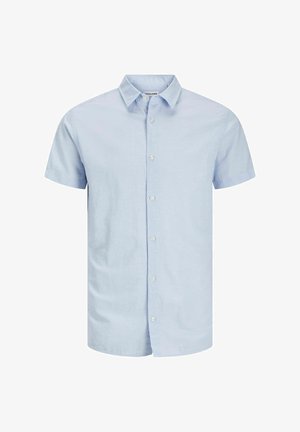 Chemise à manches courtes bleu clair en tissu doux. Équipée d'un col classique et d'une patte de boutonnage à l'avant avec des boutons blancs.