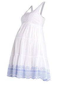 Vestido de maternidad blanco de algodón con tirantes finos, diseño en capas y detalle de bordado en el dobladillo de color azul claro. Textura suave, tejido ligero.