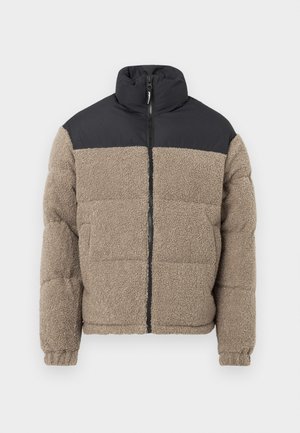 Puffjakke med en brun tekstureret fleece-krop og en sort nylon-overdel. Har høj krave og frontlynlås.