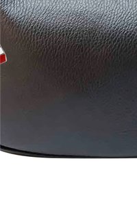 Zwarte leren tas met een gestructureerde afwerking, voorzien van een rode accenten. Het ontwerp is soepel met licht afgeronde randen.