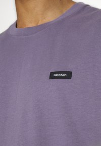 Calvin Klein Jednoduché tričko - purple
