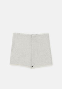 Sciarpa tubolare lavorata a maglia grigio chiaro, caratterizzata da una texture morbida e un design senza cuciture, bordi rifiniti e una piccola etichetta con logo sul lato.