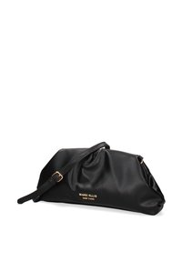Borsa a tracolla sintetica nera con design morbido, tracolla regolabile e dettaglio del logo dorato. Texture liscia con minimi dettagli in metallo.
