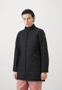 Zwarte gewatteerde parka met een hoge kraag, ritssluiting aan de voorkant, zijzakken en een logo patch op de linkerschouder. Glad textuur van de stof.