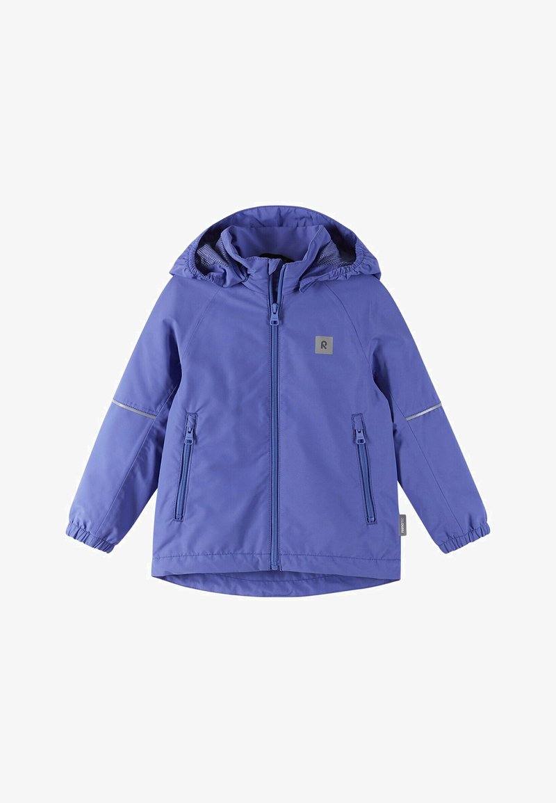 Giacca impermeabile viola con cappuccio foderato, zip frontale a tutta lunghezza, polsini elasticizzati e accenti riflettenti sulle maniche. Inclusi taschini laterali con zip.