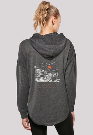 Grauer Hoodie mit lockerer Passform, der einen grafischen Druck einer Straßenszene und einer roten Sonne vor einem strukturierten Hintergrund zeigt.