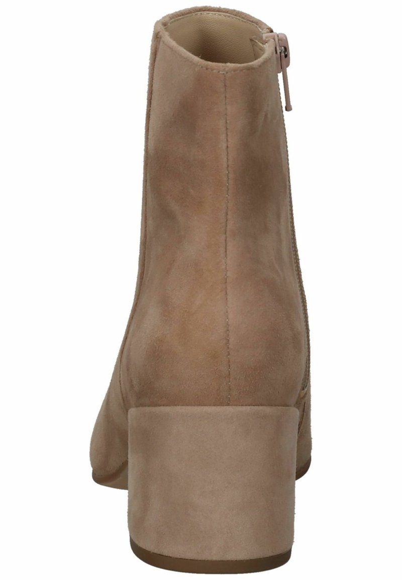 Beige Wildleder Stiefelette mit Blockabsatz, Reißverschlussdetails und einer glatten, matten Textur, die eine geschmeidige Silhouette ohne Verzierungen zeigt.