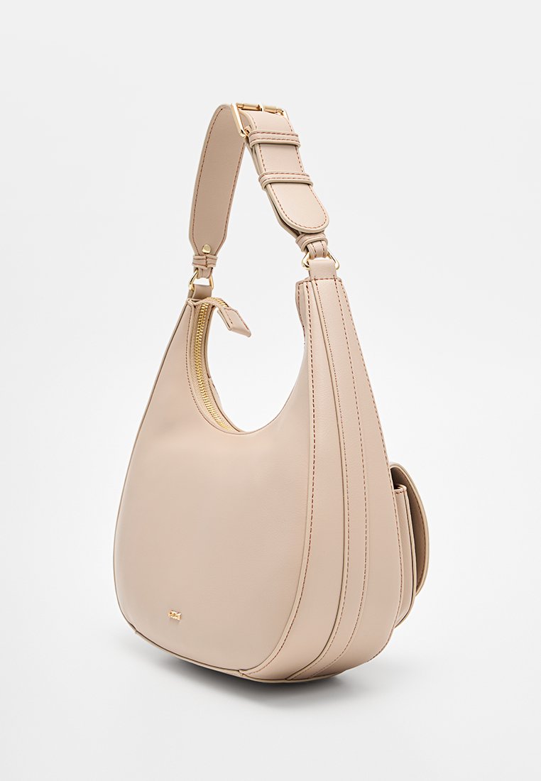 Borsa a spalla in pelle beige con zip dorata, tracolla larga regolabile e taschino esterno laterale piccolo.