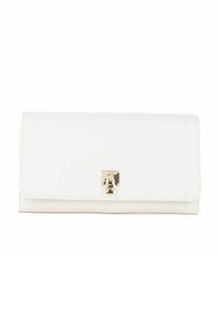 Clutch bianca in pelle con design a pattina, dotata di una chiusura a lucchetto in tonalità oro sul davanti e una cucitura sottile lungo i bordi.