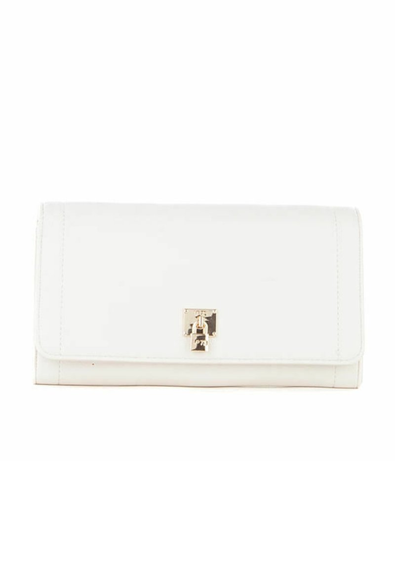 Clutch bianca in pelle con design a pattina, dotata di una chiusura a lucchetto in tonalità oro sul davanti e una cucitura sottile lungo i bordi.