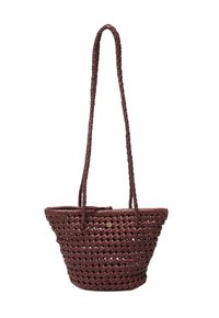 Flätad bordeaux toteväska med bred öppning, mjuk textur, långa handtag och en liten dekorativ detalj på framsidan.