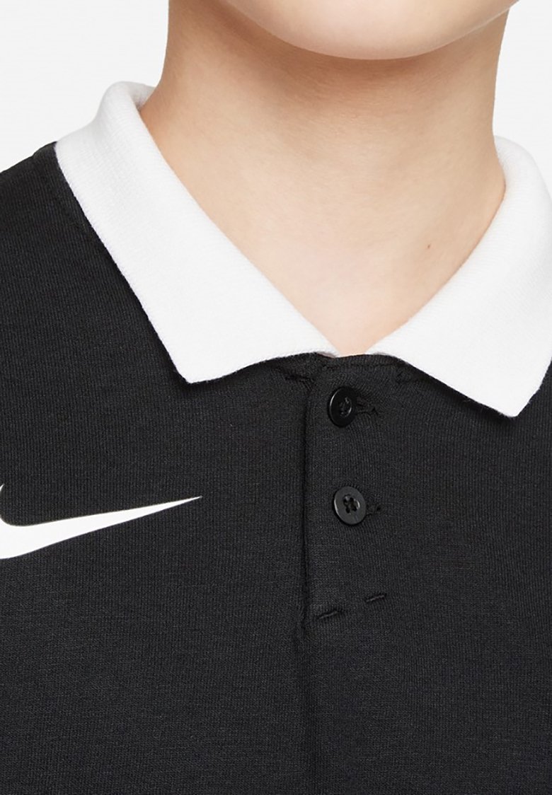 Schwarzes Polo-Shirt mit einem weißen Kragen, ausgestattet mit drei schwarzen Knöpfen und einem auffälligen weißen Nike-Logo auf der linken Seite. Glatte Stoffstruktur.