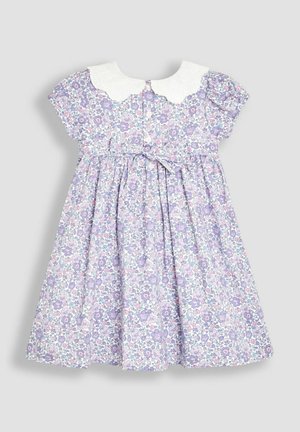 Lila Blumen Kleid mit weißem Wellenkragen, kurzen Puffärmeln, taillierter Taille und Schleifendetail. Blumendesign in helllila und rosafarbenen Tönen.