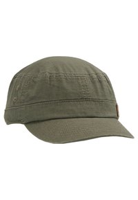 Olijfgroene hoed van stof, met een ronde bovenkant, platte rand en gestikte accenten. Een klein logo-patch aan de zijkant voegt detail toe.