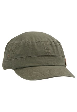 Olijfgroene hoed van stof, met een ronde bovenkant, platte rand en gestikte accenten. Een klein logo-patch aan de zijkant voegt detail toe.