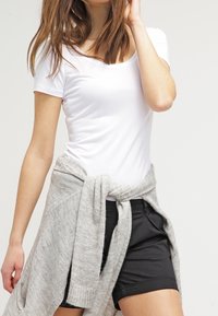 Zalando Essentials Shorts - black