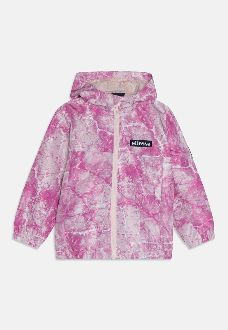Chaqueta impermeable con capucha, de patrón de mármol rosa, con cierre frontal de cremallera, puños elásticos y un logo negro en el pecho. Textura suave.