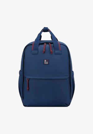 Sac à dos bleu marine en matériau durable, avec des accents rouges sur les fermetures éclair et les sangles, un compartiment principal spacieux et une poche avant.